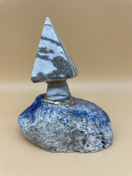 Preview: Walliser Goldmarmor Pyramide mit Fuß